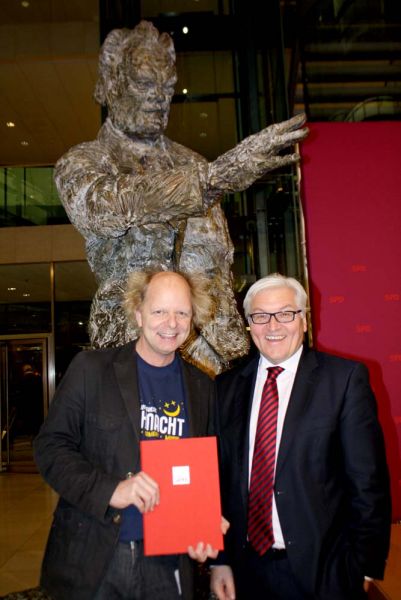 Atze Bauer mit Frank Walter Steinmeier bei der Preisverleihung des Innovationspreises 2012